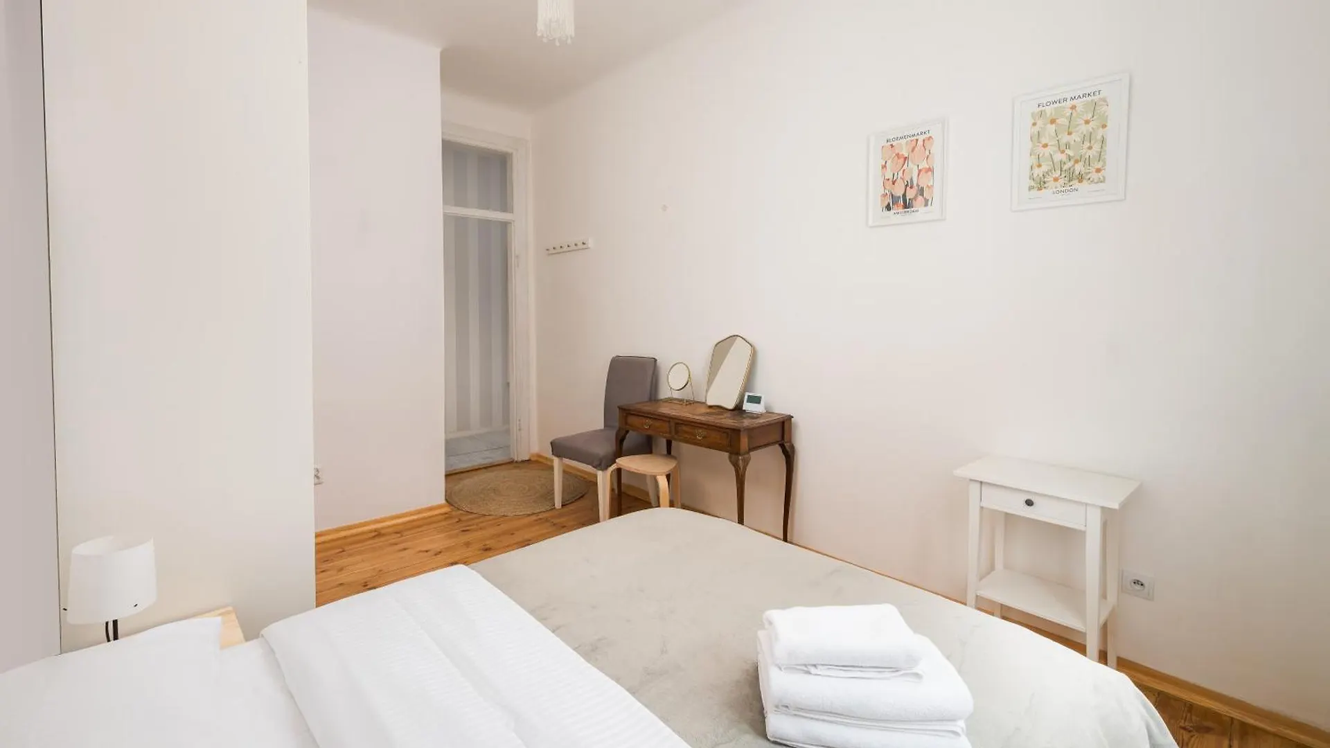 Metro Raclawicka Charming Apartment Warsaw